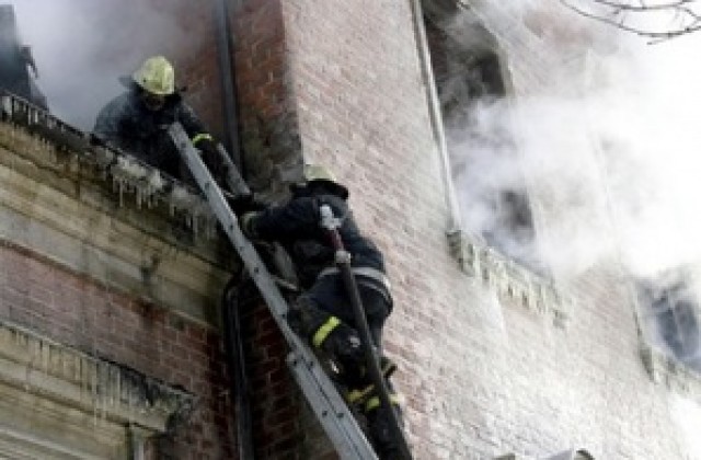Седем души загинаха при пожар в апартамент в Рига