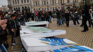 100 души бутнаха Стената в София