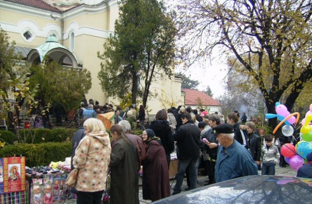 Хиляди посетители на храм Св. Мина хапнаха рибен курбан за здраве