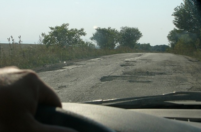 Дребните камъчета обръщат колата