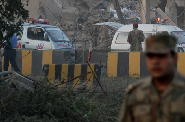 13 души загинаха при два атентата в Пакистан