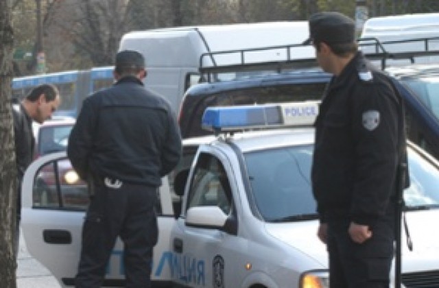 Полицаи задържаха трима при спецакция в столицата