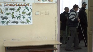 Членове на секционни комисии се разбунтуваха пред зала Универсиада