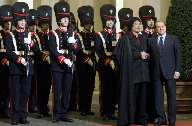 Муамар Кадафи коментира въпроса за разпятието с италиански хубавици