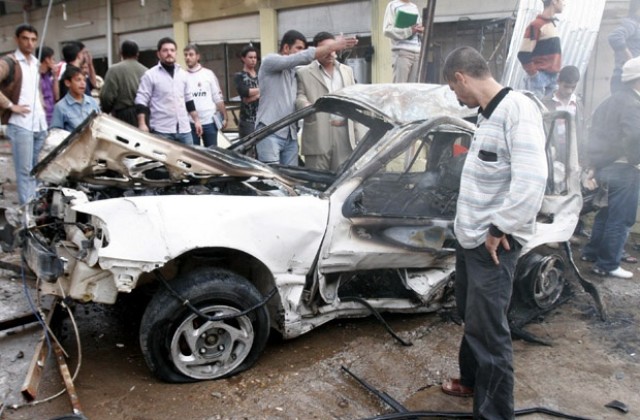 Двама полицаи загинаха при бомбен атентат в град Пешавар