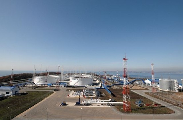 Нефтът падна под $77, доларът напредва към еврото