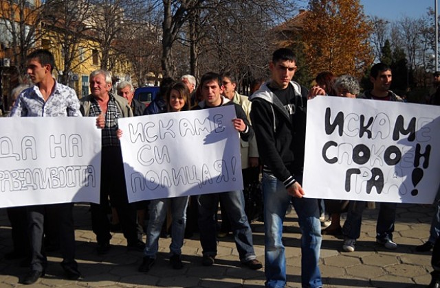 Жители от община Долни Дъбник протестираха в защита на полицай