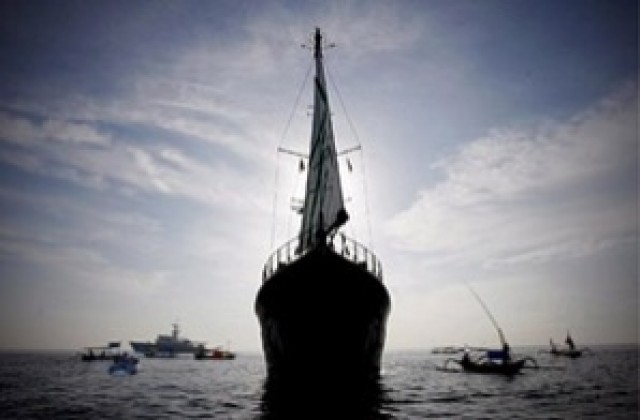 Два ферибота потънаха в Индонезия