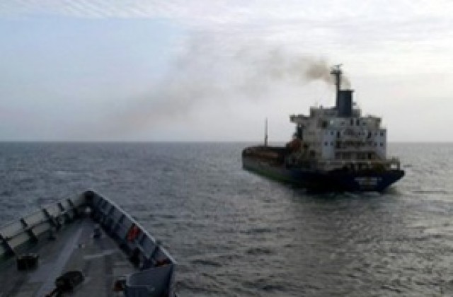 Гръцка военноморска фрегата стреля по два дрона приближаващи кораба в