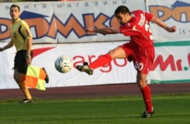 Пенев върна още трима от наказаните