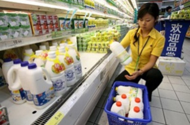 Екзекутираха двама души в Китай заради млякото с меламин