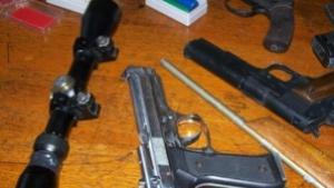 Незаконно оръжие и боеприпаси откриха в къща в Зимница