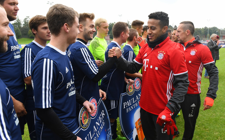 ВИДЕО: Аматьор направи за смях Рибери в мач между Байерн и фенове