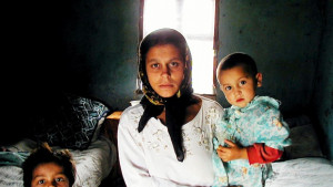 Стената в село Островани символ на дискриминацията срещу ромите