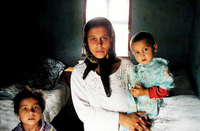 Стената в село Островани - символ на дискриминацията срещу ромите