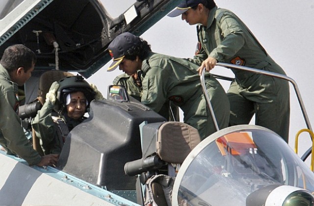 Индийската президентка пилотира руски изтребител