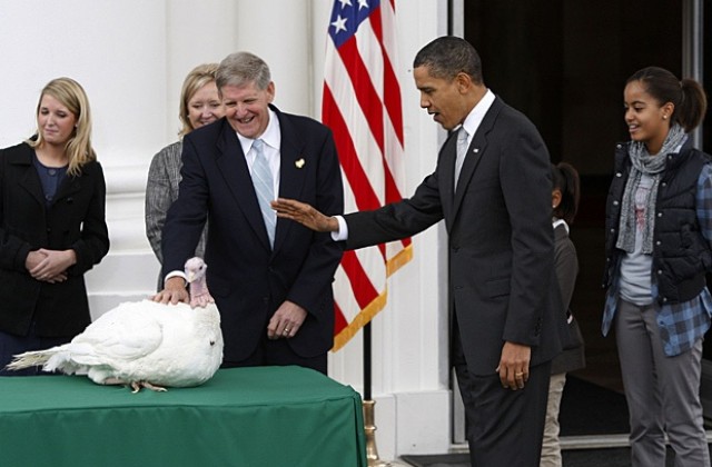 Барак Обама помилва първата си пуйка