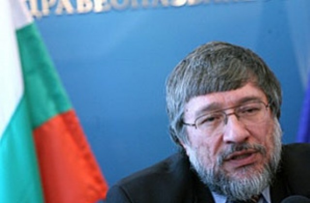 Лекари извършват операции, за които не са подготвени