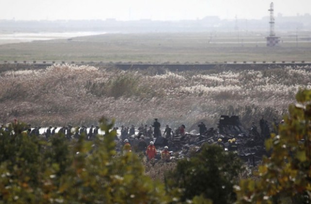 Товарен самолет се разби на летището в Шанхай