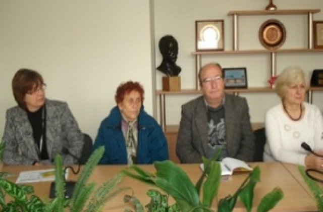 И младежи ползват обществената трапезария