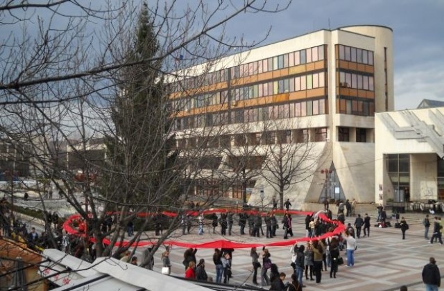 Ученици и студенти разпънаха червена АНТИСПИН лента