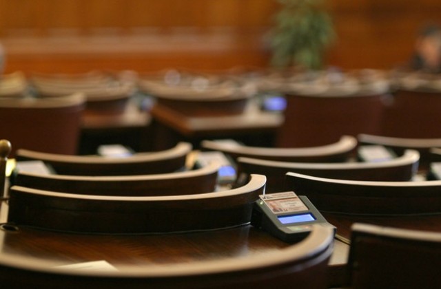 Повече от 13 часа депутатите дебатират по бюджет 2010
