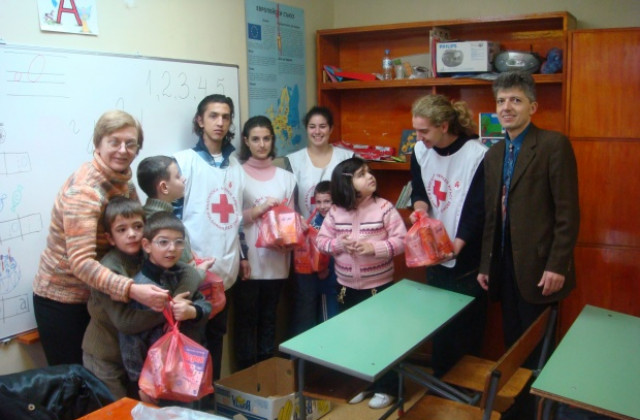 Червенокръстката организация подпомогна деца в риск