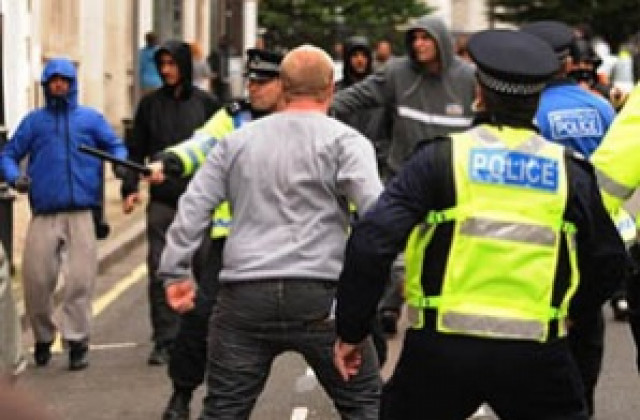 Сблъсъци и арести на антиислямистки протест във Великобритания