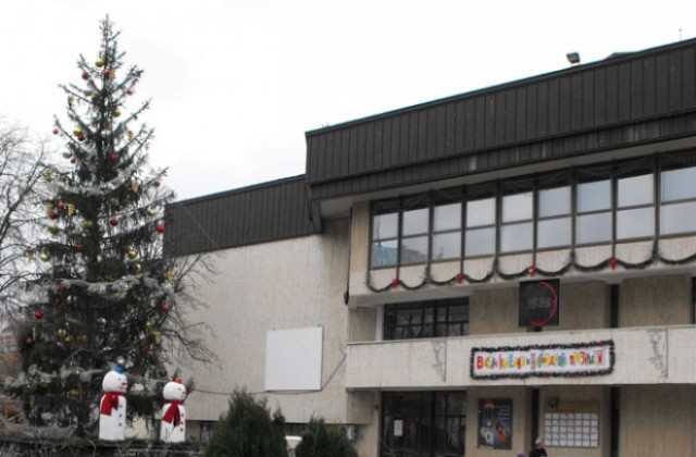 Пианистка и гюллетласкач палят светлините на коледната елха в Разград