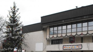 Пианистка и гюллетласкач палят светлините на коледната елха в Разград