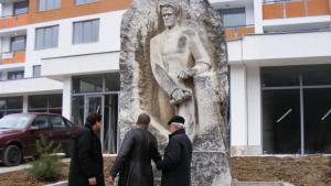 Цветя пред паметника на Вапцаров в Габрово