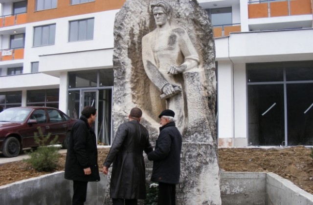 Цветя пред паметника на Вапцаров в Габрово