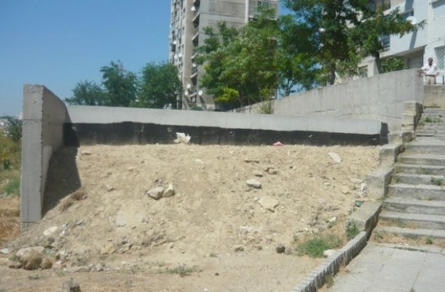 Подпорна стена смачка шест автомобила в благоевградски квартал