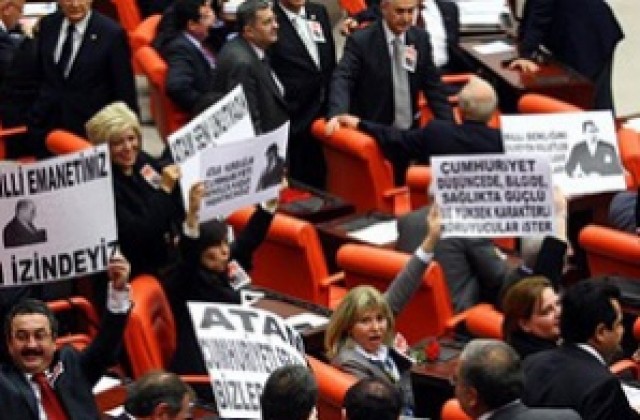 Забраниха основната прокюрдска партия в Турция