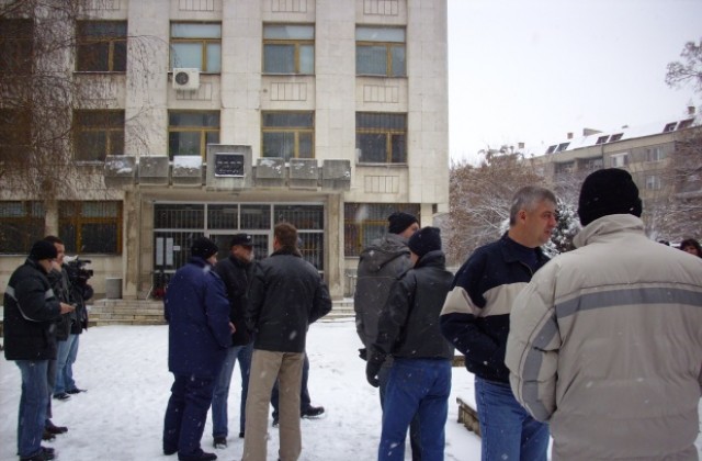 Полицаи пак протестираха, пушейки мълчаливо