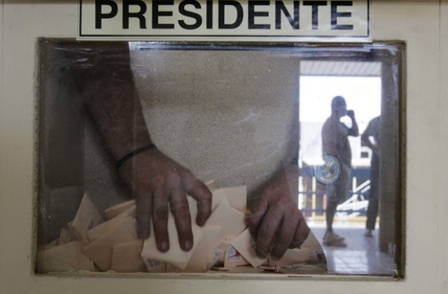 Чилийците ще гласуват за президент и на балотаж