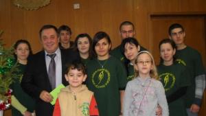 Млади природозащитници подариха жива елха на кмета Красимир Костов