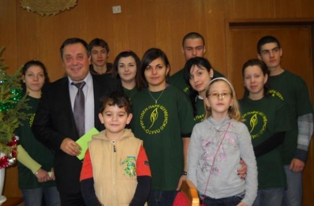 Млади природозащитници подариха жива елха на кмета Красимир Костов