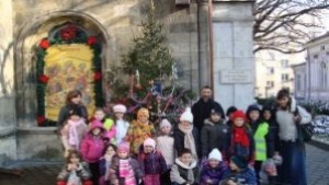 Деца изучаващи Религия украсиха елхата в храм Света Троица