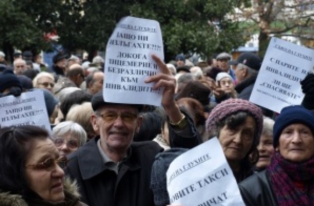 Вторият протест на пенсионерите – още по-масов, раздават им топъл чай