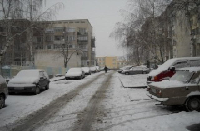 Сняг вали в цялата област