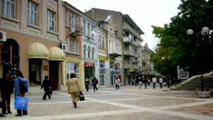 Проверяват надеждността на козирки и тенти