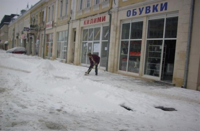 Пътните настилки в Шуменско заснежени, но проходими