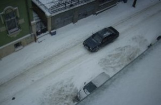 Снегопочистващите фирми минават на 24-часов режим на работа