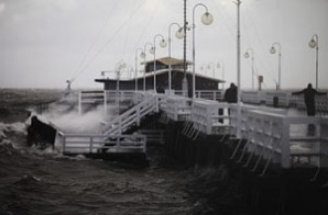 Вълните изхвърлиха на брега молдовски товарен кораб в Сочи