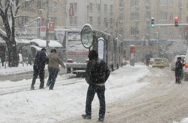 Валежи от дъжд и сняг блокираха страната