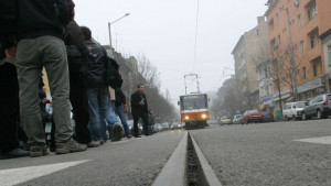 Паркиран автомобил блокира движението на трамваи по линия номер 6