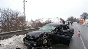 Катастрофа затруднява движението по пътя ВарнаРусе 4 души пострадаха