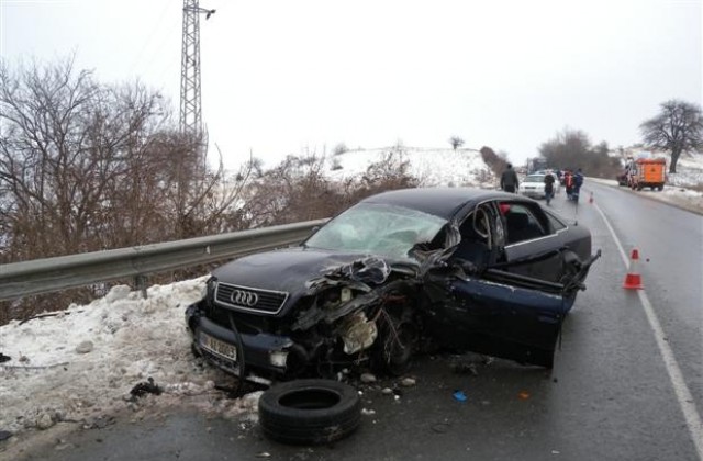 Катастрофа затруднява движението по пътя Варна-Русе, 4 души пострадаха