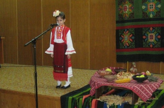 Ученици подредиха трапеза за Бъдни вечер,  разчупиха и питка с късметче